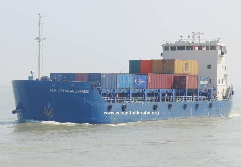 Coastal container feeder vessel loaded with containers